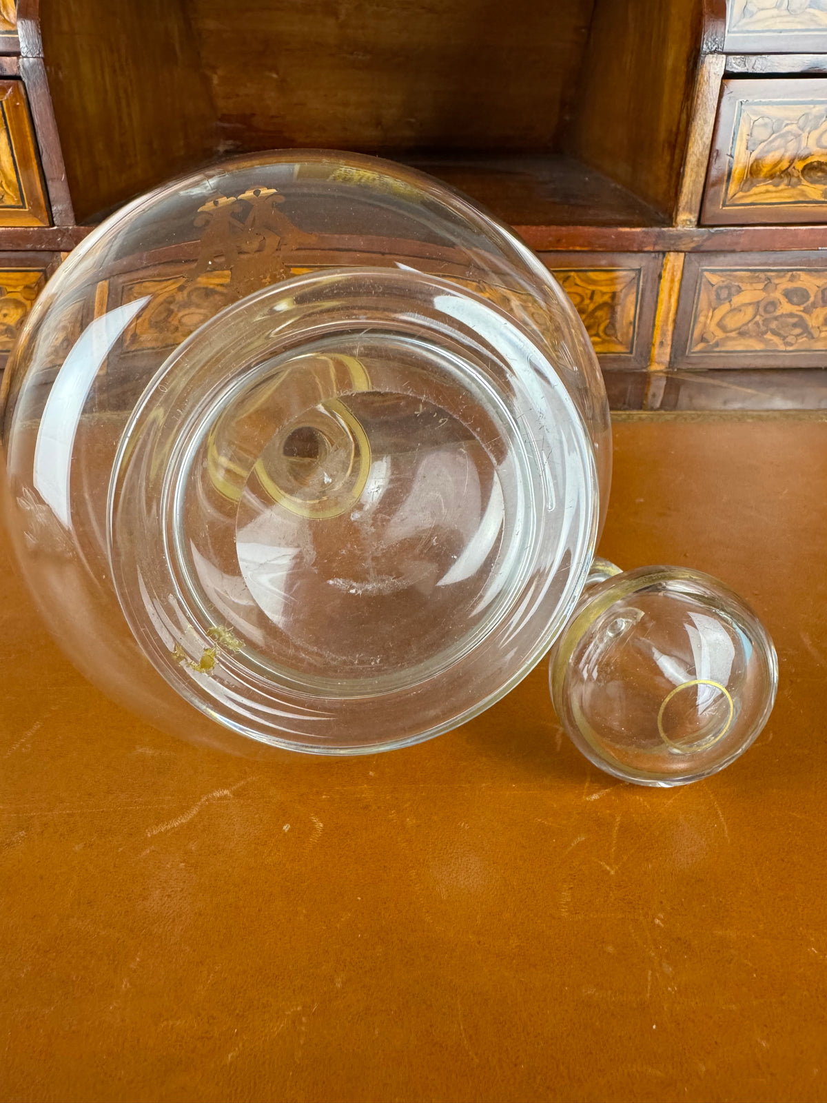 Antike Weinkaraffe der Kaiserzeit mit vergoldetem WR-Monogramm von Kaiser Wilhelm II., originalem Glasstopfen und Goldstaffage