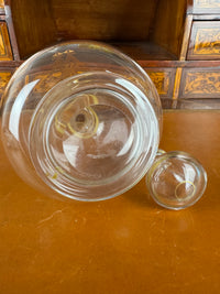 Antike Weinkaraffe der Kaiserzeit mit vergoldetem WR-Monogramm von Kaiser Wilhelm II., originalem Glasstopfen und Goldstaffage