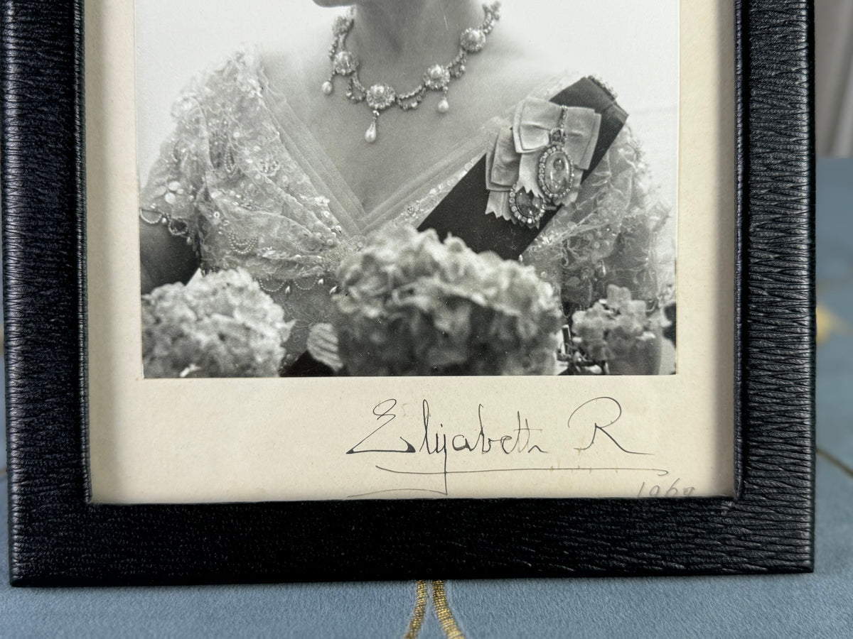 Geschenkrahmen der Königin Elizabeth von England, datiert 1962