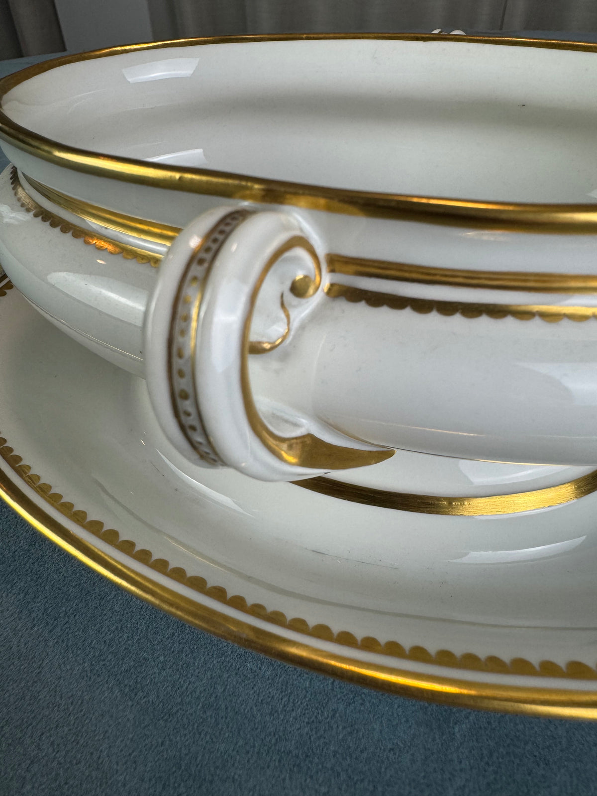 Kaiserliche Sauciere von S.M.Y. Hohenzollern, datiert 1911 – Porzellan aus dem Besitz Kaiser Wilhelm II.