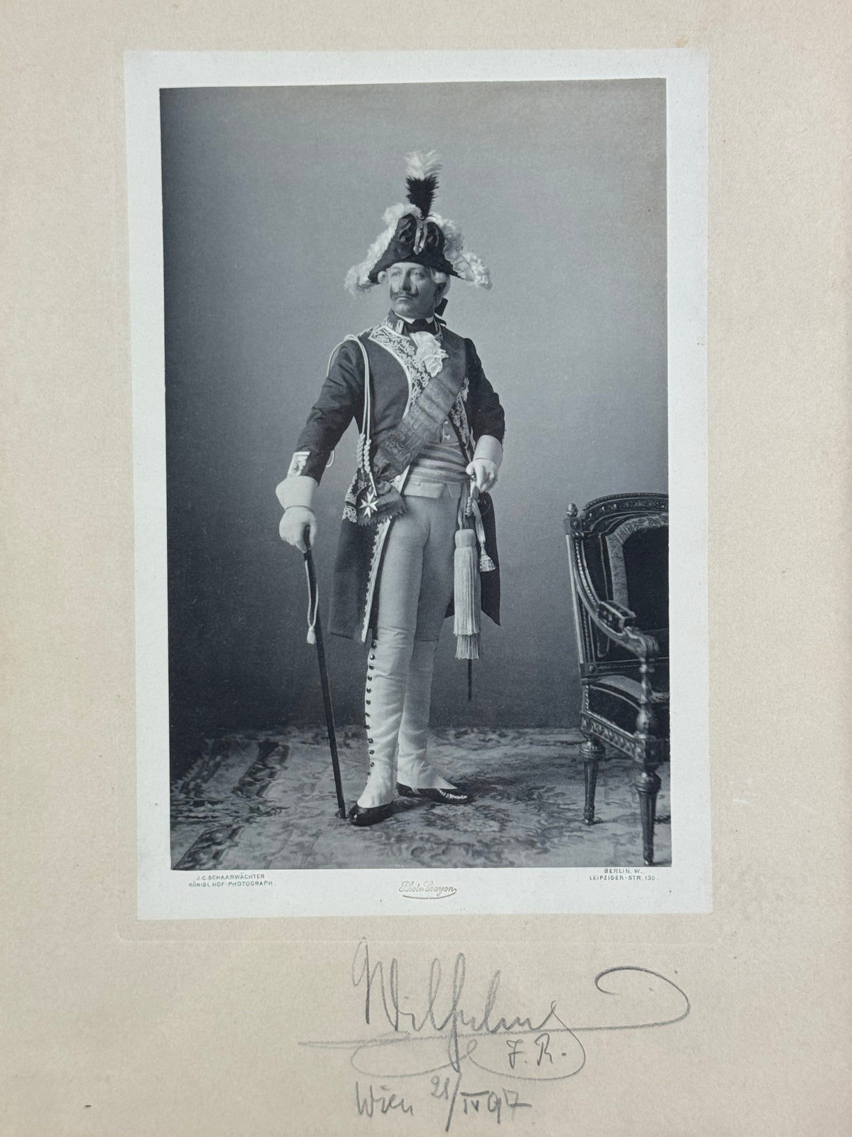 Großer feuervergoldeter Geschenkrahmen mit Widmungsportrait von Kaiser Wilhelm II., 1897
