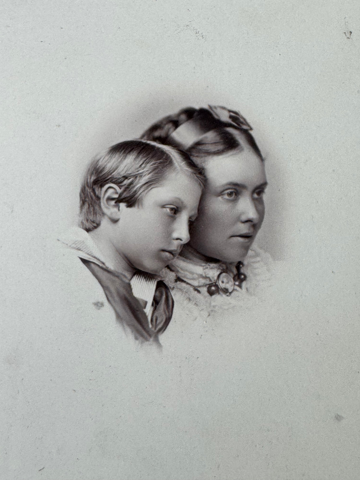Kronprinzessin Victoria mit ihrem zehnjährigen Sohn Kaiser Wilhelm II., ca. 1869