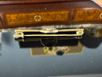 Goldene Krawattennadel von Kronprinzessin Cecilie von Preußen mit gekröntem Monogramm aus blauer Emaille, Kaiserzeit