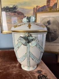 Deckelvase mit Monogramm der Kaiserin Auguste Victoria, KPM Berlin, um 1910