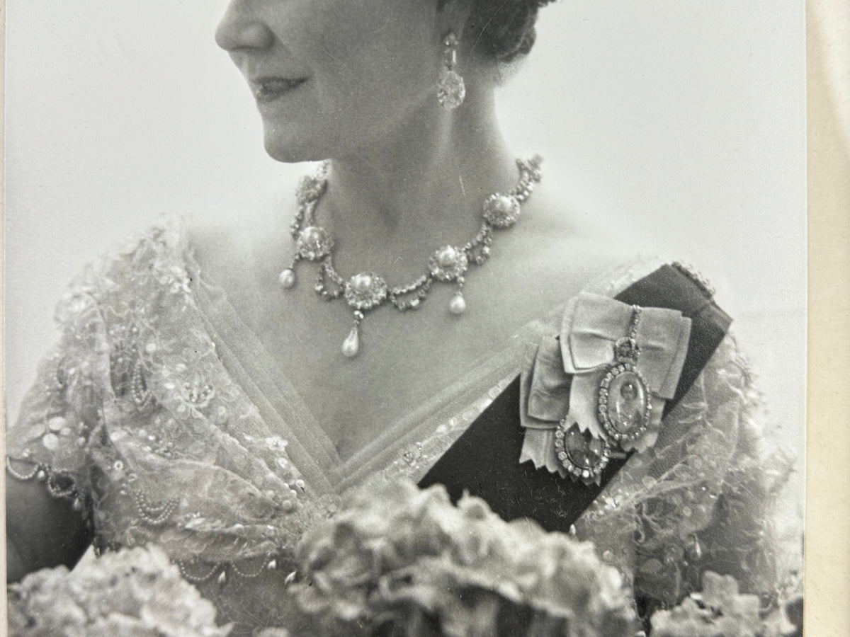 Geschenkrahmen der Königin Elizabeth von England, datiert 1962