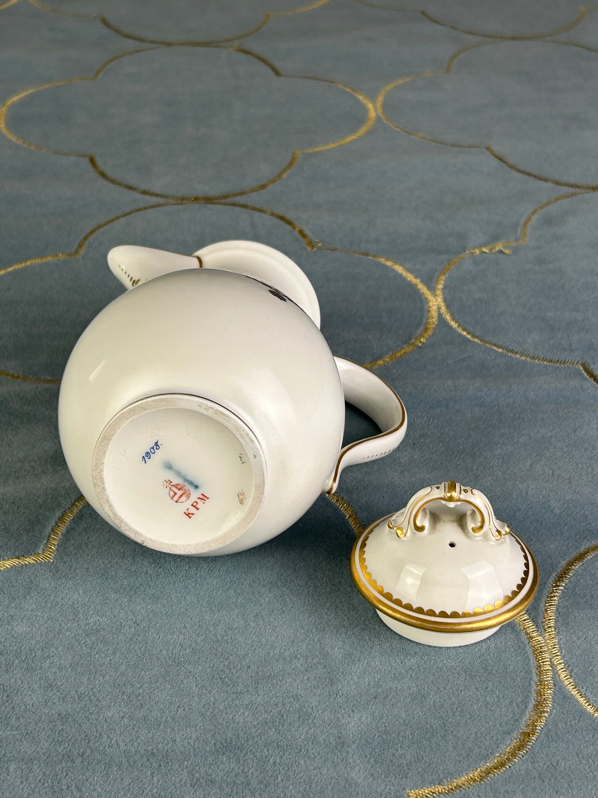 Kaiserliche Mokkakanne mit Deckel von S.M.Y. Hohenzollern, datiert 1908 + 1909 – Porzellan aus dem Besitz  Kaiser Wilhelm II.