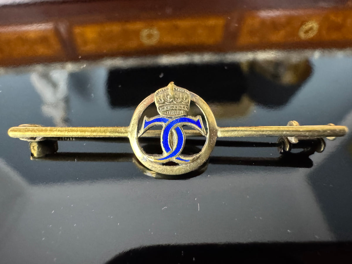 Goldene Krawattennadel von Kronprinzessin Cecilie von Preußen mit gekröntem Monogramm aus blauer Emaille, Kaiserzeit