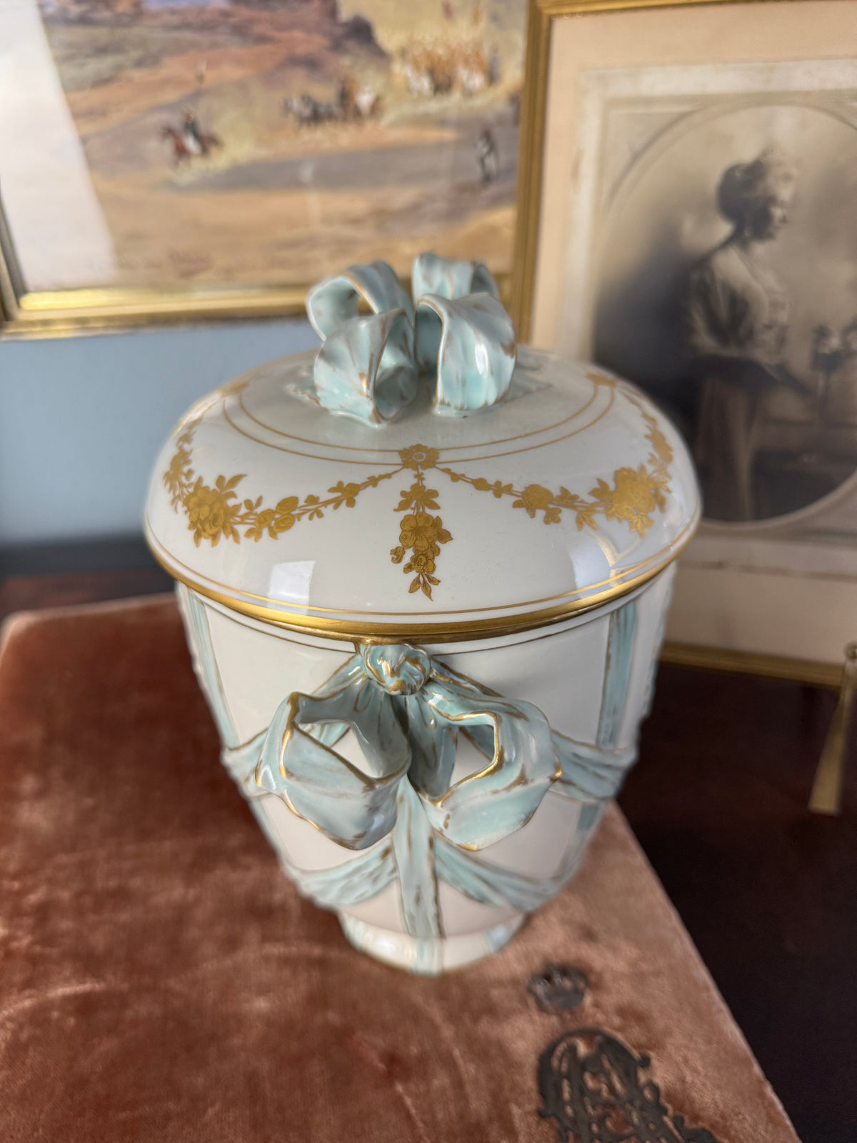 Deckelvase mit Monogramm der Kaiserin Auguste Victoria, KPM Berlin, um 1910