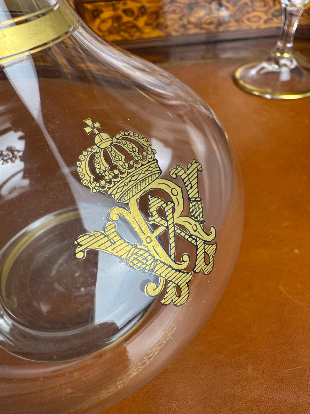 Antike Weinkaraffe der Kaiserzeit mit vergoldetem WR-Monogramm von Kaiser Wilhelm II., originalem Glasstopfen und Goldstaffage