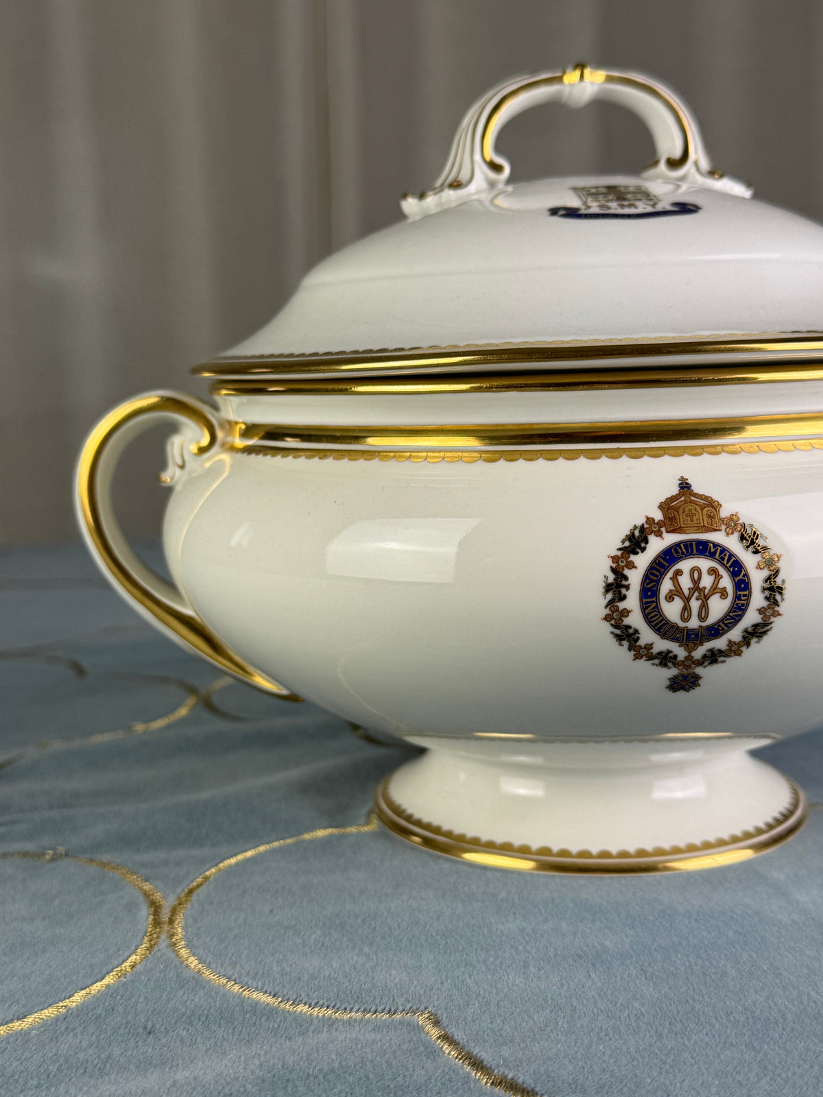 Kaiserliche Suppenterrine mit Deckel von S.M.Y. Hohenzollern, datiert 1911 – Porzellan aus dem Besitz Kaiser Wilhelm II.