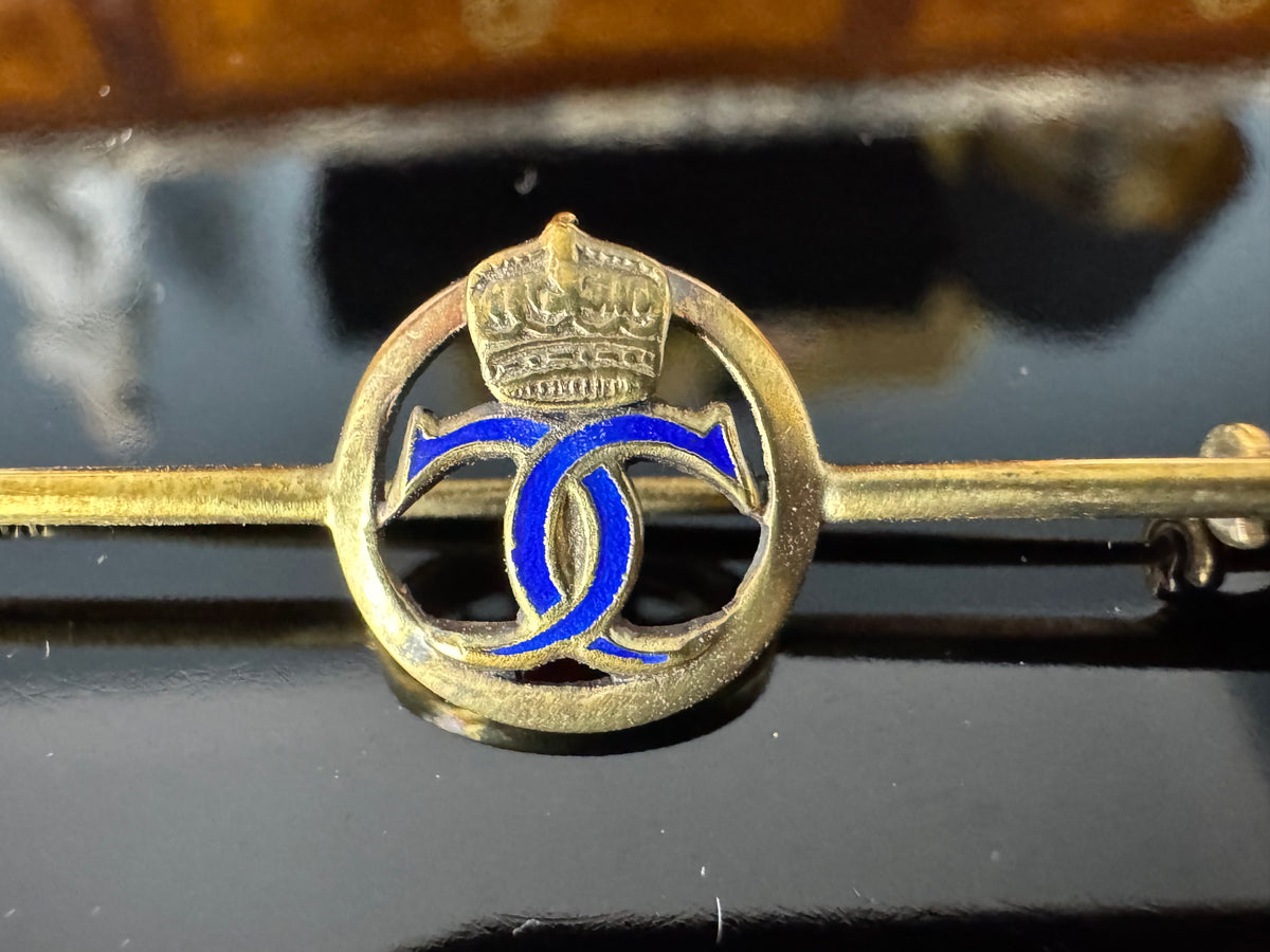 Goldene Krawattennadel von Kronprinzessin Cecilie von Preußen mit gekröntem Monogramm aus blauer Emaille, Kaiserzeit
