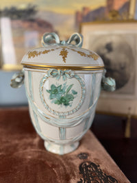 Deckelvase mit Monogramm der Kaiserin Auguste Victoria, KPM Berlin, um 1910