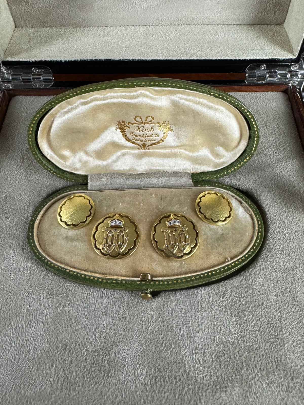 Originale goldene Manschettenknöpfe Kaiser Wilhelm II. mit Monogramm W II, Kaiserkrone, Brillanten und datiertem Originaletui von 1908.