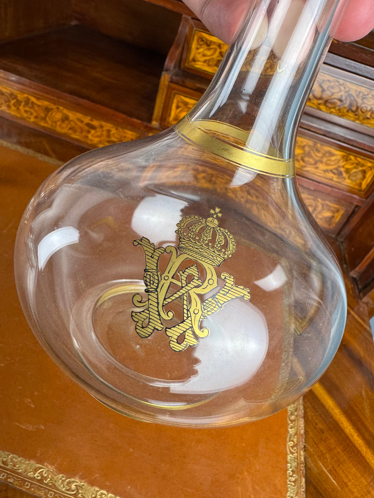 Antike Weinkaraffe der Kaiserzeit mit vergoldetem WR-Monogramm von Kaiser Wilhelm II., originalem Glasstopfen und Goldstaffage