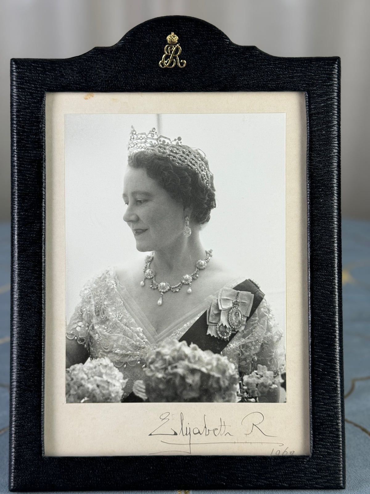 Geschenkrahmen der Königin Elizabeth von England, datiert 1962