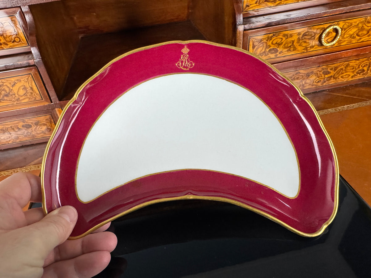 KPM Berlin Halbmondschale mit purpurrotem Fond, Goldstaffage und gekröntem Monogramm EA für Ernst August von Hannover