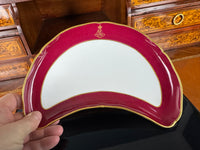 KPM Berlin Halbmondschale mit purpurrotem Fond, Goldstaffage und gekröntem Monogramm EA für Ernst August von Hannover