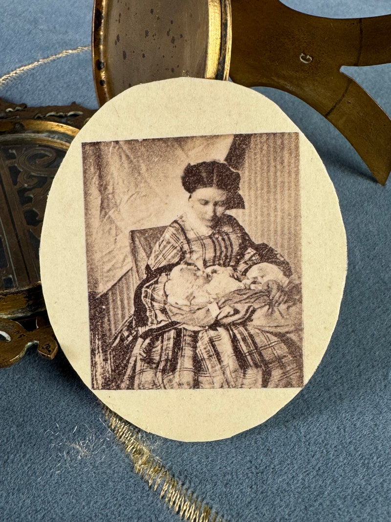 Kronprinzessin Victoria mit ihrem neugeborenen Sohn Kaiser Wilhelm II., 1859