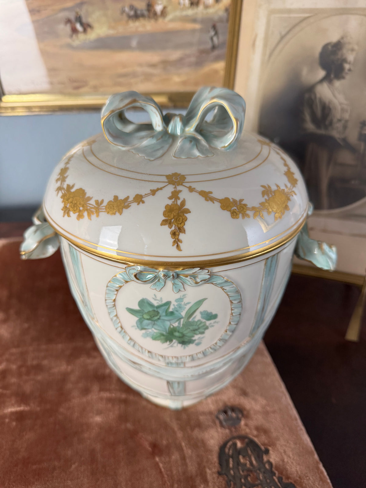 Deckelvase mit Monogramm der Kaiserin Auguste Victoria, KPM Berlin, um 1910