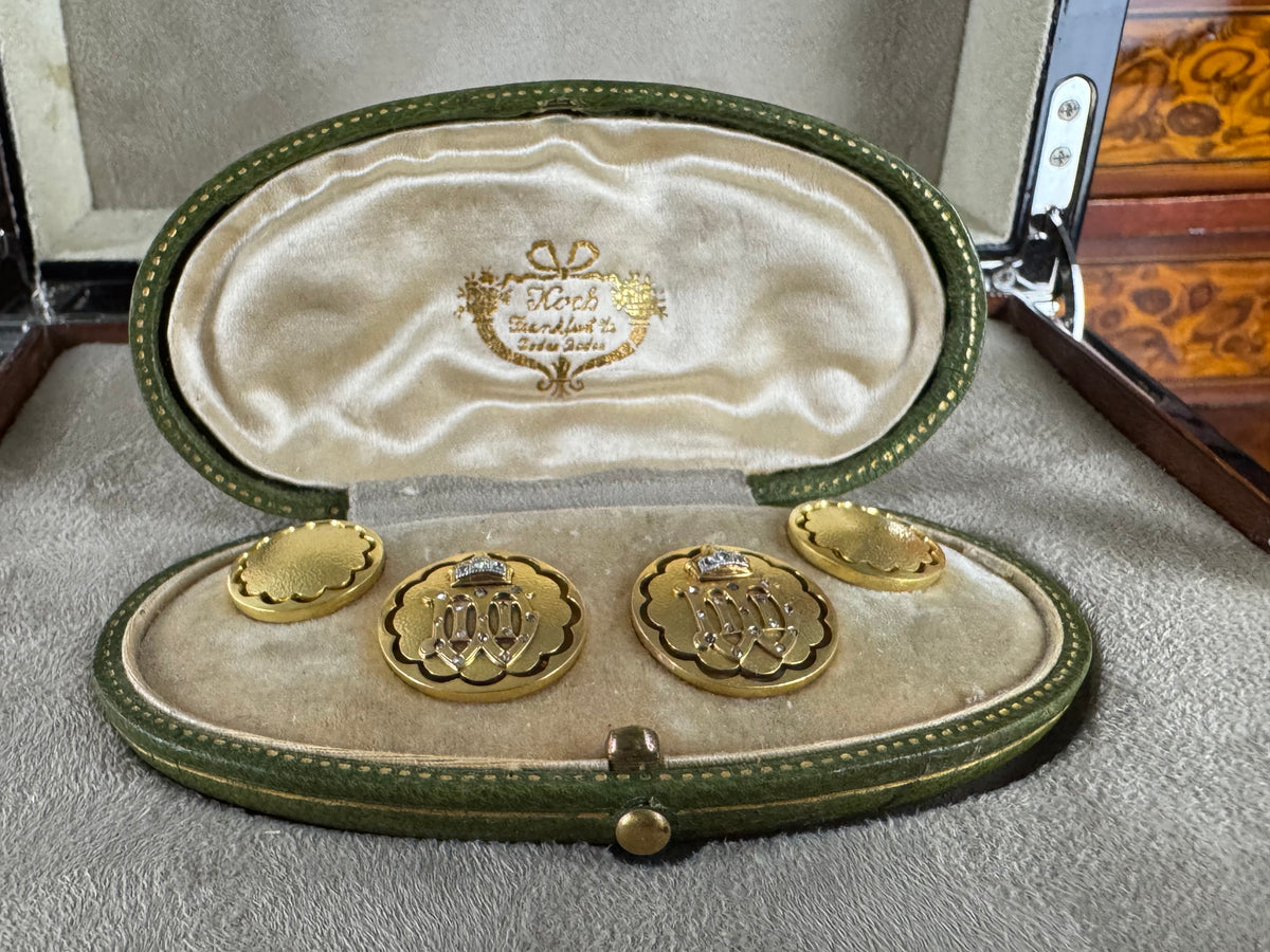 Originale goldene Manschettenknöpfe Kaiser Wilhelm II. mit Monogramm W II, Kaiserkrone, Brillanten und datiertem Originaletui von 1908.