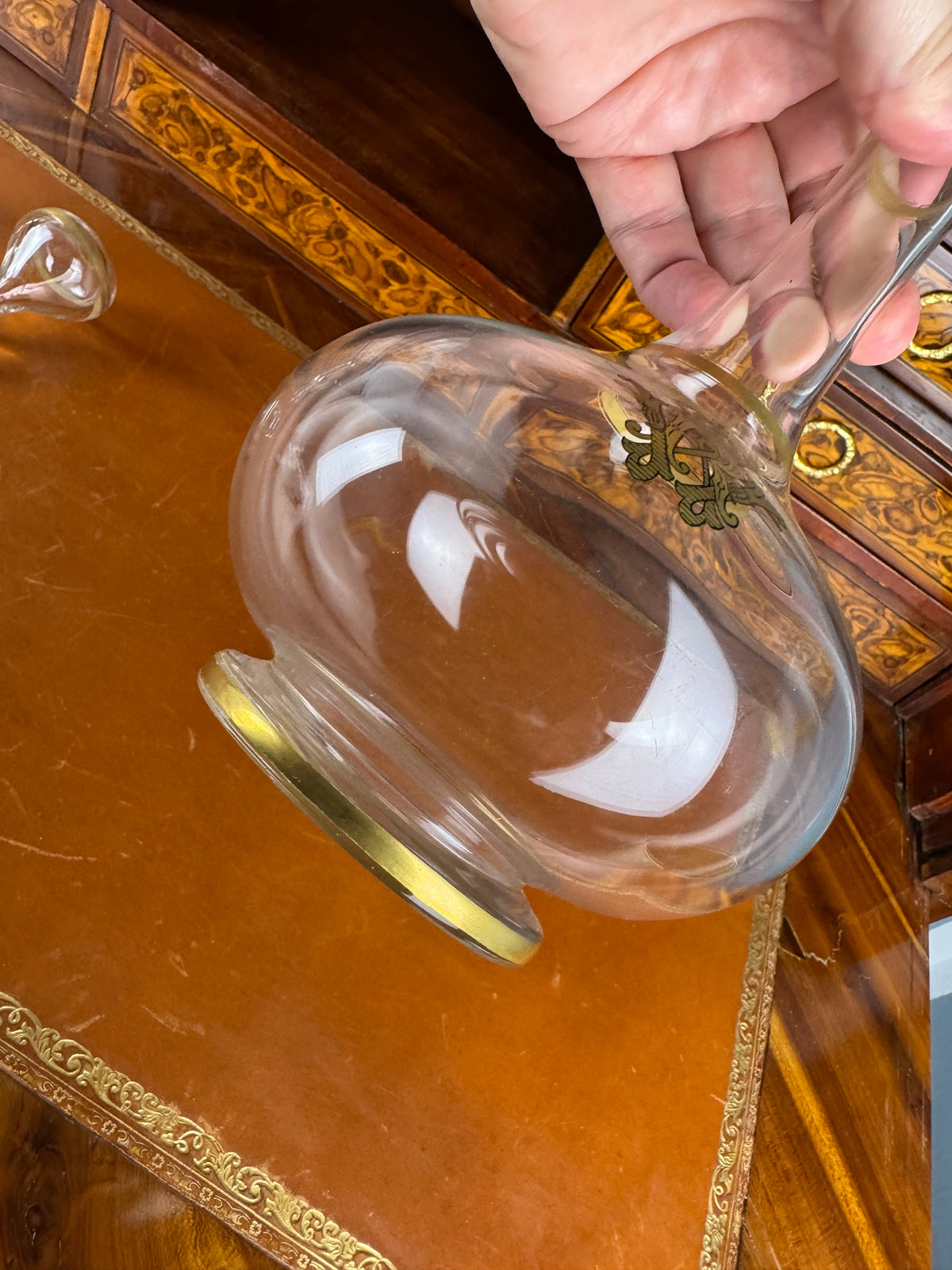 Antike Weinkaraffe der Kaiserzeit mit vergoldetem WR-Monogramm von Kaiser Wilhelm II., originalem Glasstopfen und Goldstaffage