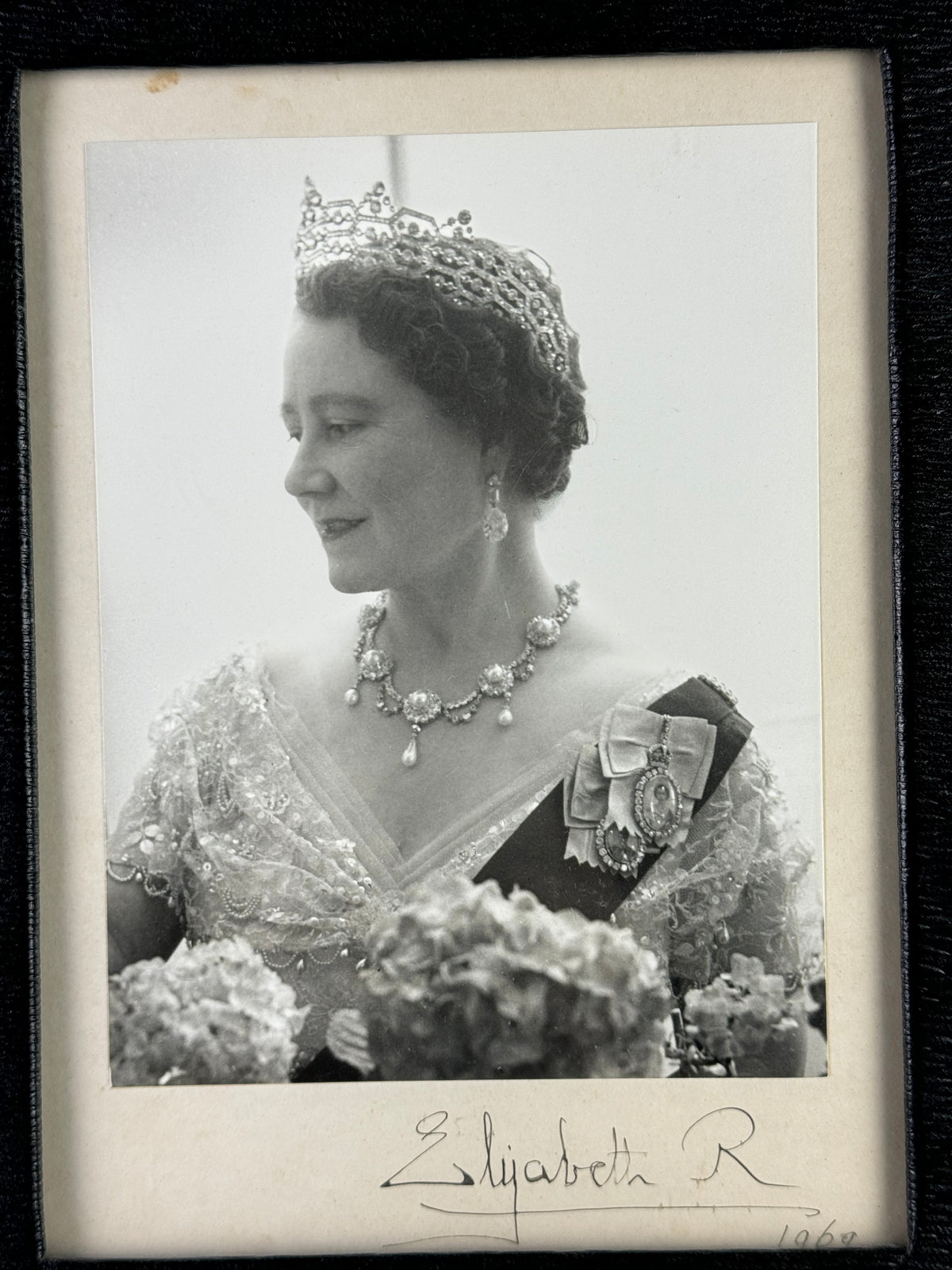 Geschenkrahmen der Königin Elizabeth von England, datiert 1962