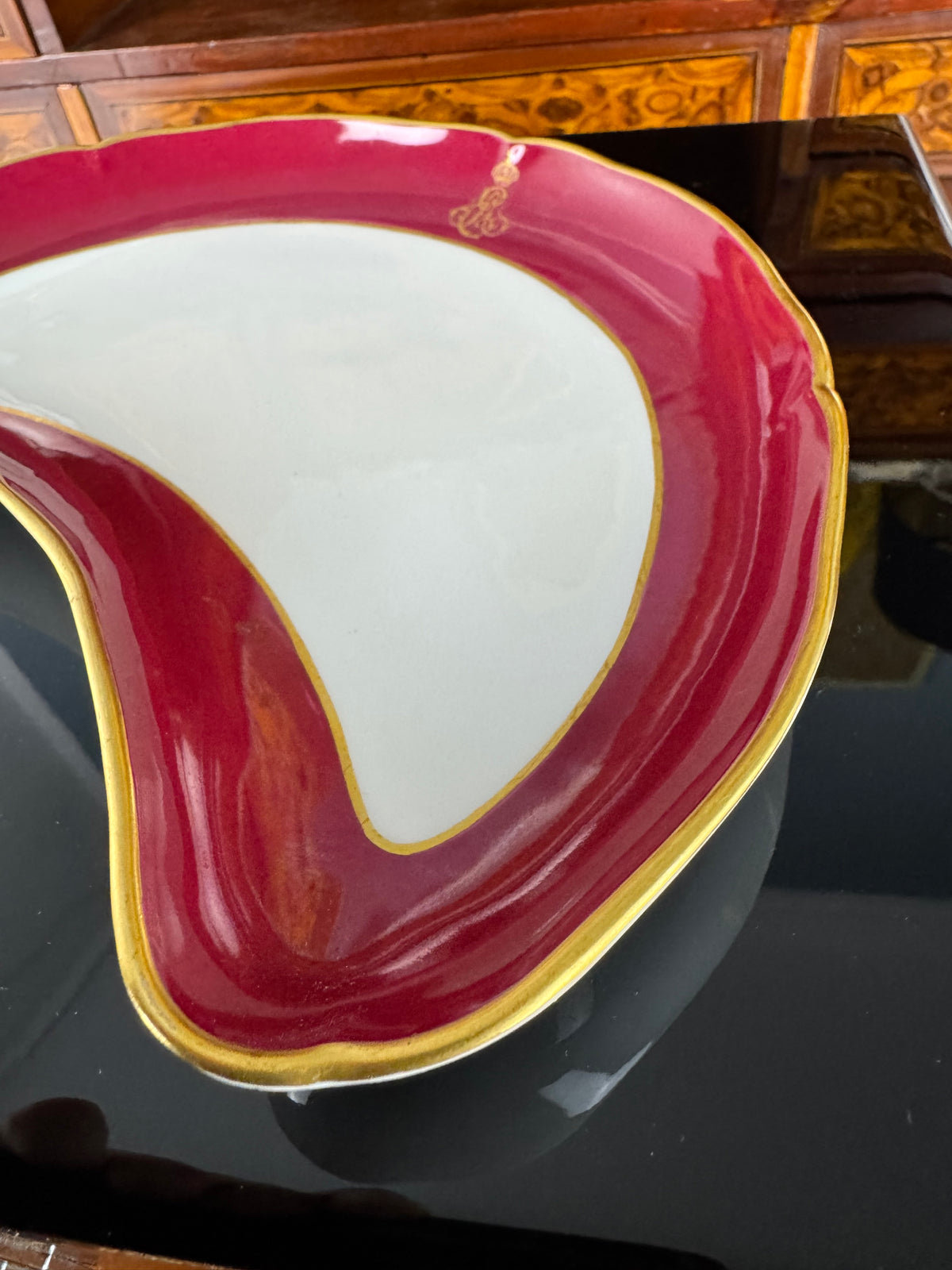 KPM Berlin Halbmondschale mit purpurrotem Fond, Goldstaffage und gekröntem Monogramm EA für Ernst August von Hannover