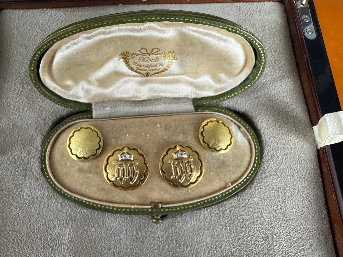 Originale goldene Manschettenknöpfe Kaiser Wilhelm II. mit Monogramm W II, Kaiserkrone, Brillanten und datiertem Originaletui von 1908.