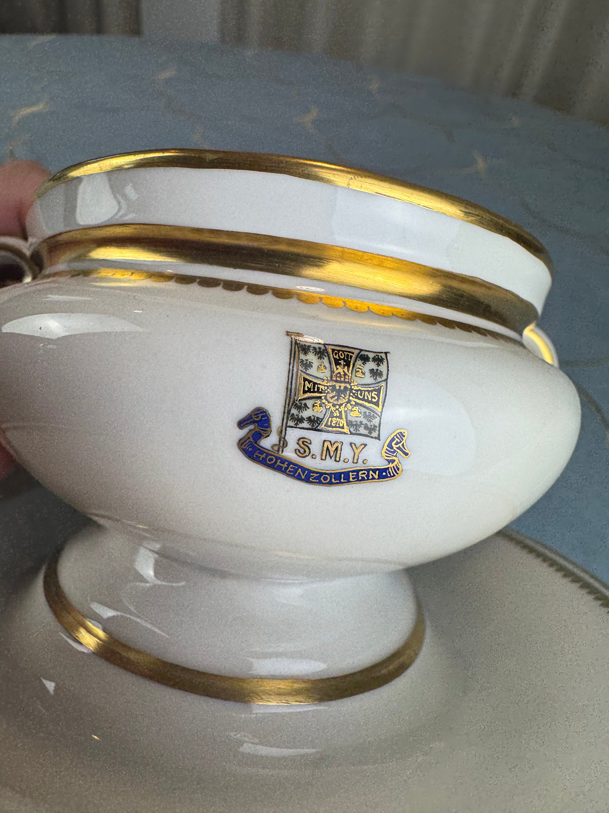 Kaiserliche Sauciere von S.M.Y. Hohenzollern, datiert 1911 – Porzellan aus dem Besitz Kaiser Wilhelm II.