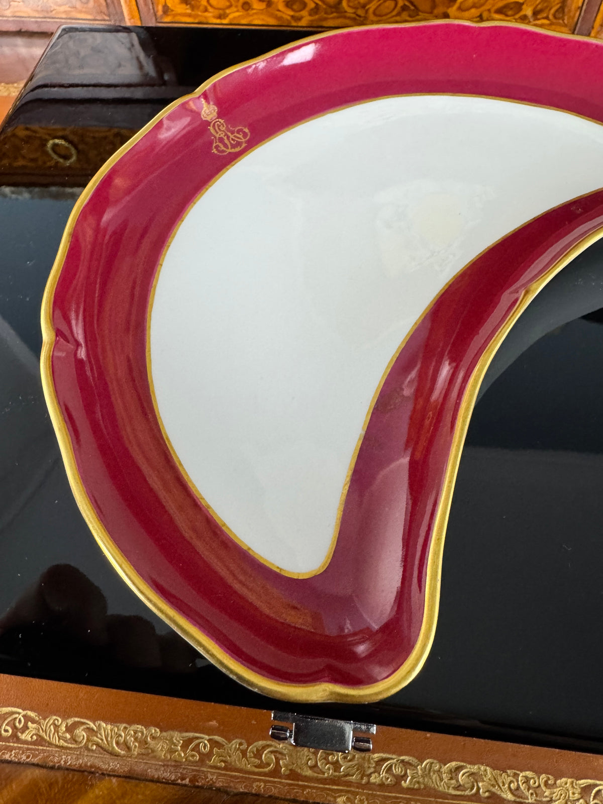 KPM Berlin Halbmondschale mit purpurrotem Fond, Goldstaffage und gekröntem Monogramm EA für Ernst August von Hannover