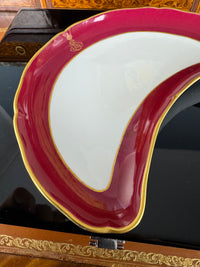KPM Berlin Halbmondschale mit purpurrotem Fond, Goldstaffage und gekröntem Monogramm EA für Ernst August von Hannover
