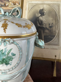 Deckelvase mit Monogramm der Kaiserin Auguste Victoria, KPM Berlin, um 1910