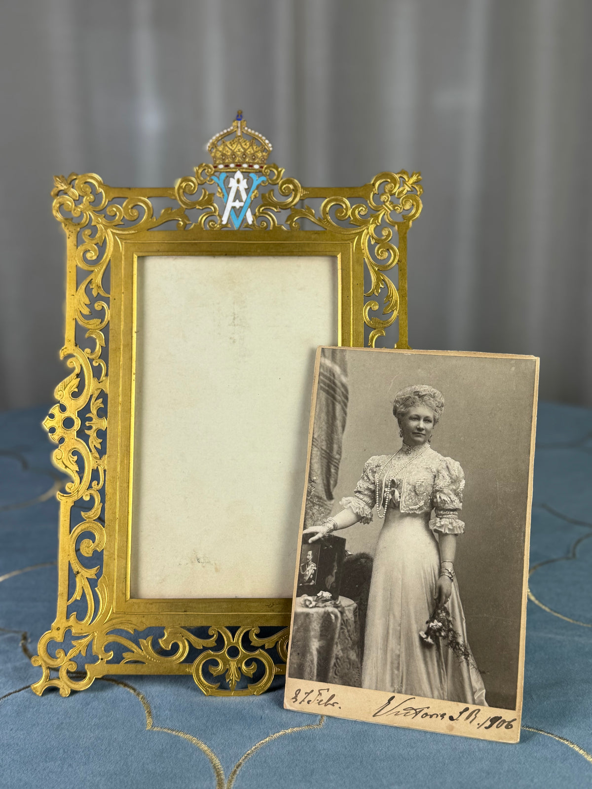 Feuervergoldeter Geschenkrahmen mit Portrait von Kaiserin Auguste Victoria, 1906