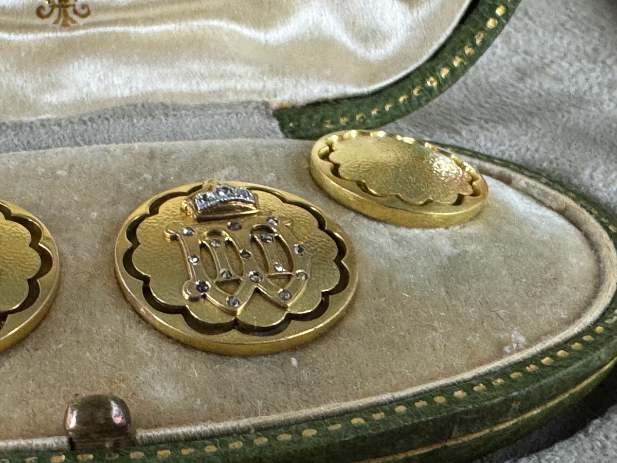 Originale goldene Manschettenknöpfe Kaiser Wilhelm II. mit Monogramm W II, Kaiserkrone, Brillanten und datiertem Originaletui von 1908.
