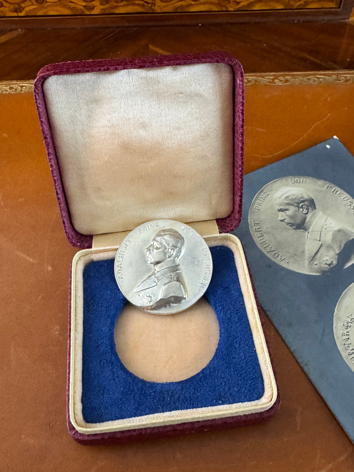 Seltene Porträtmedaille von Prinz Adalbert von Preußen 1915 von Hermann Peter mit originaler Begleitkarte und Etui