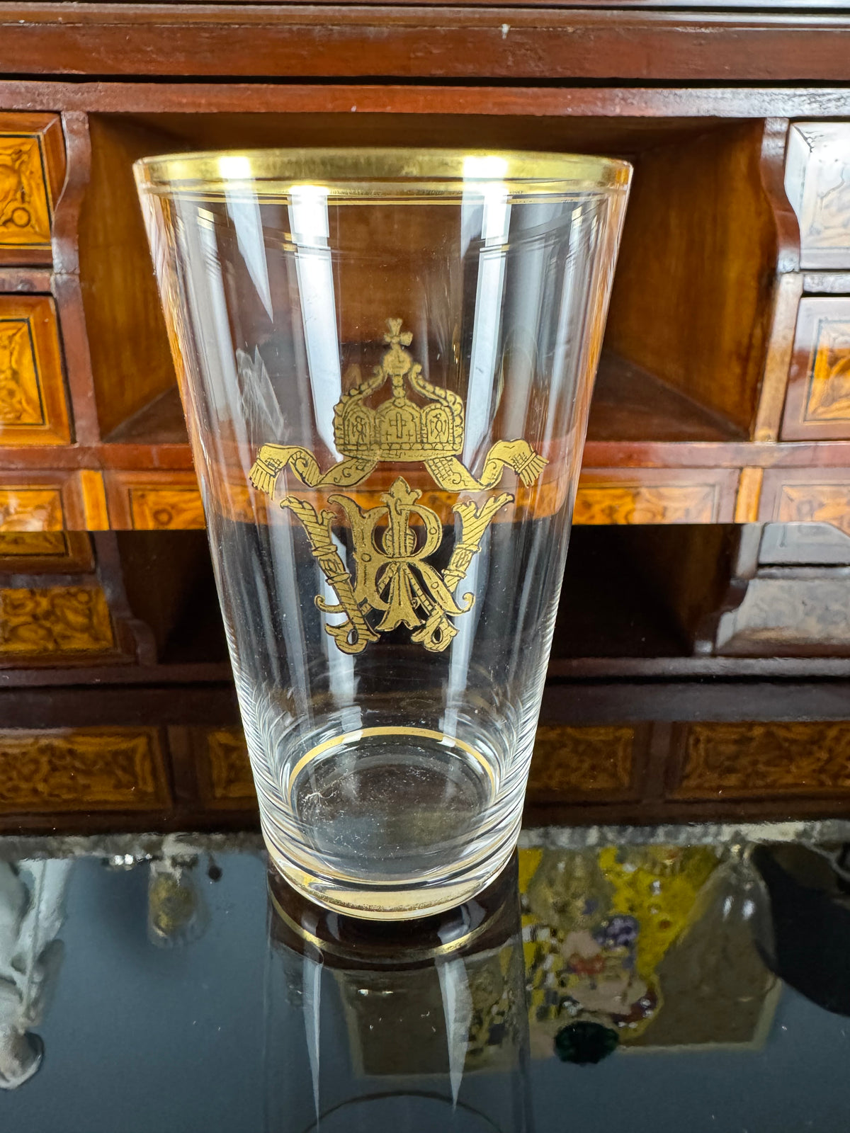 Kaiserliches Wasserglas und Portweinglas Wilhelm II. mit IRW Monogramm und Kaiserkrone in Klavierlackschatulle um 1900