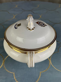 Kaiserliche Suppenterrine mit Deckel von S.M.Y. Hohenzollern, datiert 1911 – Porzellan aus dem Besitz Kaiser Wilhelm II.