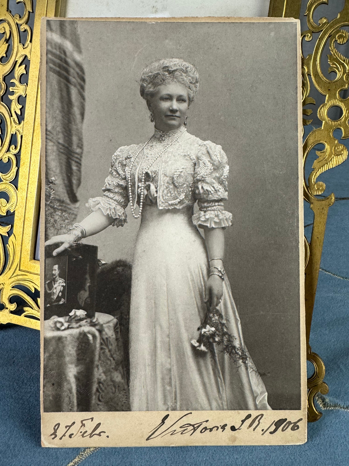 Feuervergoldeter Geschenkrahmen mit Portrait von Kaiserin Auguste Victoria, 1906