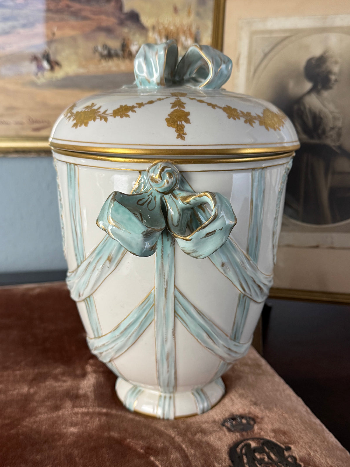 Deckelvase mit Monogramm der Kaiserin Auguste Victoria, KPM Berlin, um 1910
