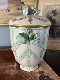 Deckelvase mit Monogramm der Kaiserin Auguste Victoria, KPM Berlin, um 1910