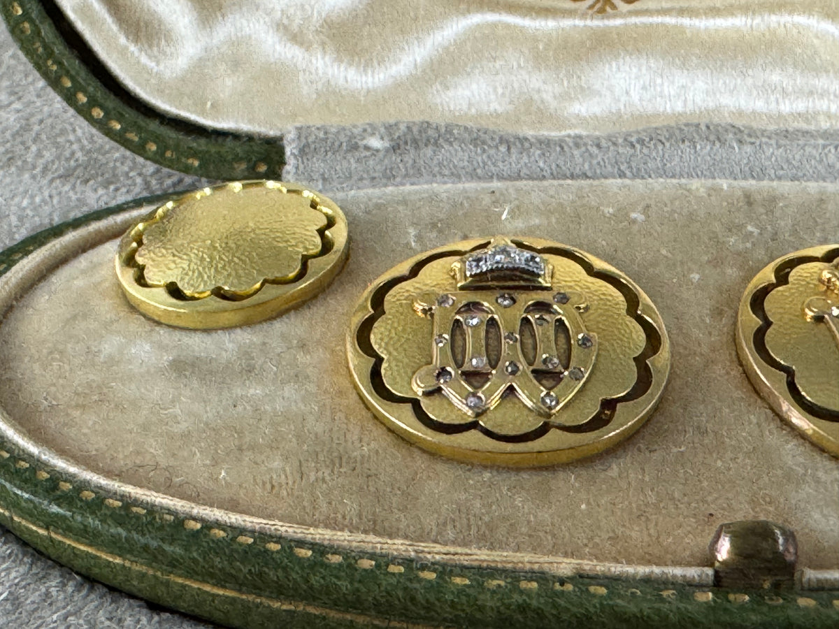 Originale goldene Manschettenknöpfe Kaiser Wilhelm II. mit Monogramm W II, Kaiserkrone, Brillanten und datiertem Originaletui von 1908.