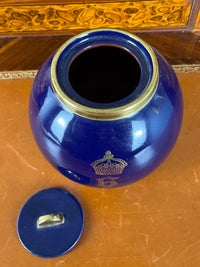 Antikes Cadinen Deckelgefäß mit Monogramm H unter Krone für Kaiserin Hermine, blaue Glasur, Golddekor und originaler Hofaufkleber
