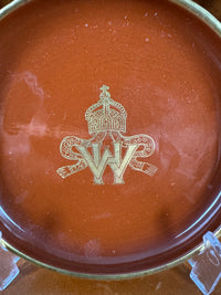 Antiker Cadinen Teller mit Doppelmonogramm von Kaiser Wilhelm II. und Kaiserin Hermine, rotes Cadinen-Porzellan mit Golddekor