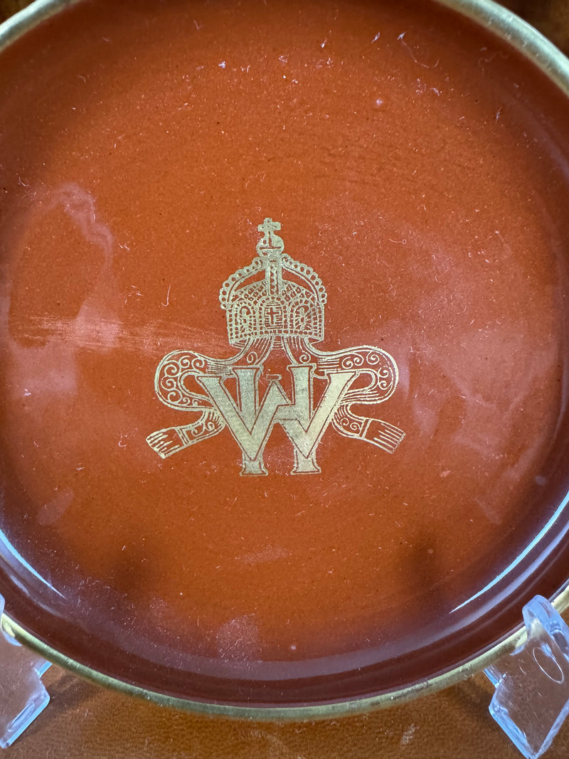 Antiker Cadinen Teller mit Doppelmonogramm von Kaiser Wilhelm II. und Kaiserin Hermine, rotes Cadinen-Porzellan mit Golddekor