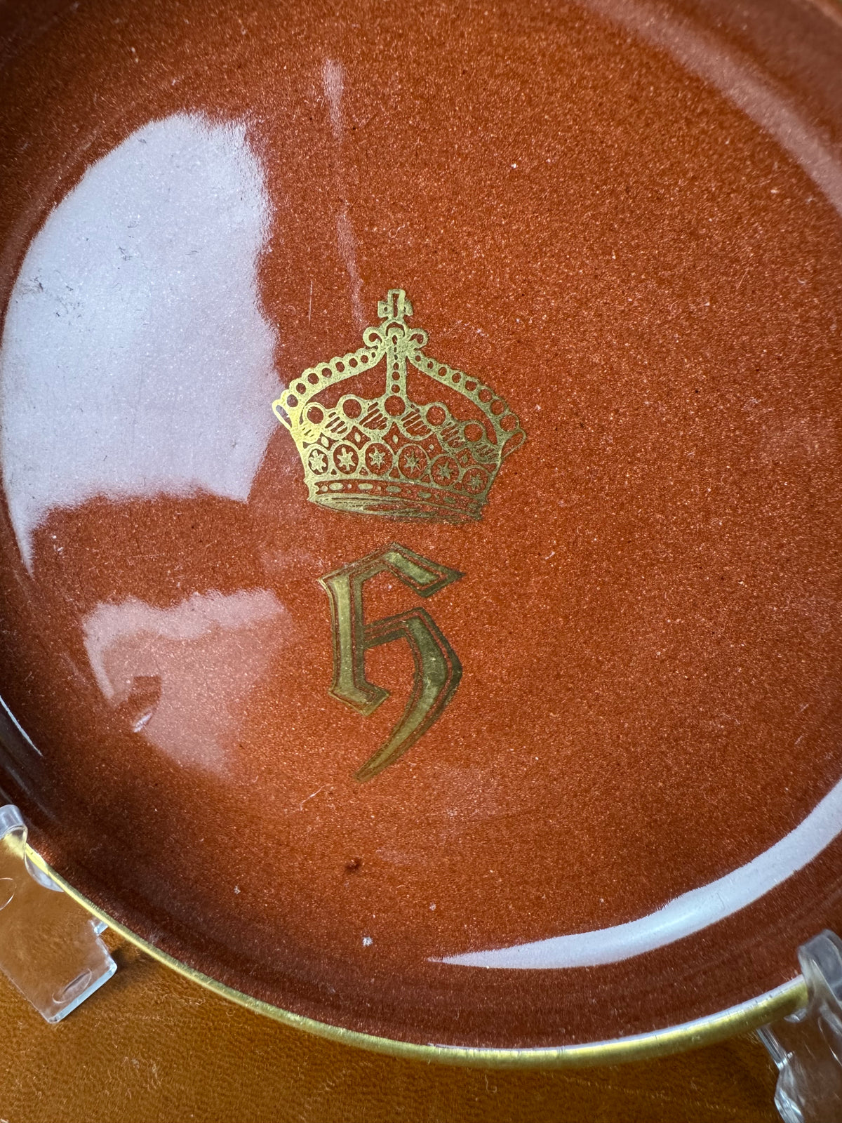 Antiker Cadinen Teller mit Monogramm H unter Krone für Kaiserin Hermine, rotes Cadinen-Porzellan mit Golddekor