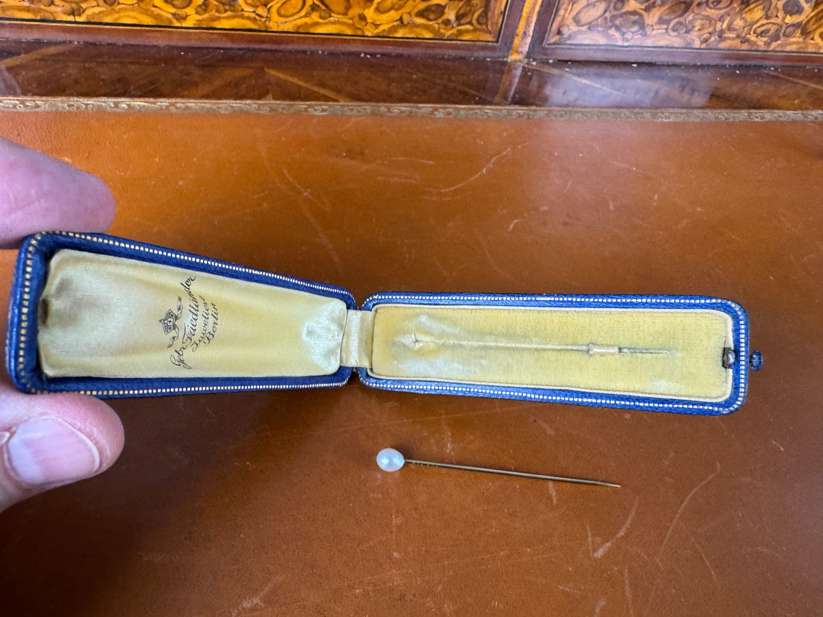 Goldene Anstecknadel aus Gold mit Perle, Friedländer Berlin im Etui