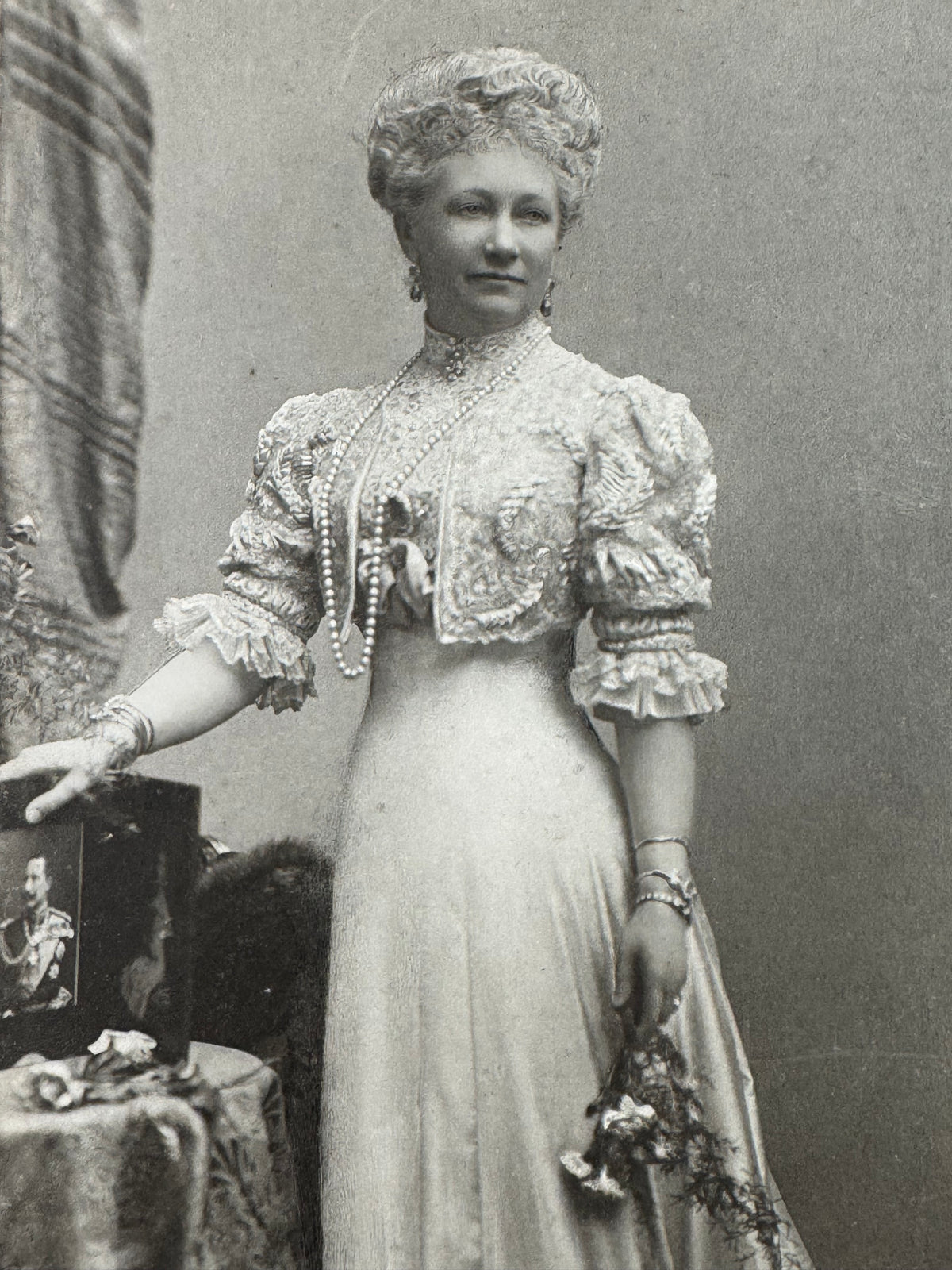 Feuervergoldeter Geschenkrahmen mit Portrait von Kaiserin Auguste Victoria, 1906