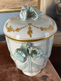 Deckelvase mit Monogramm der Kaiserin Auguste Victoria, KPM Berlin, um 1910