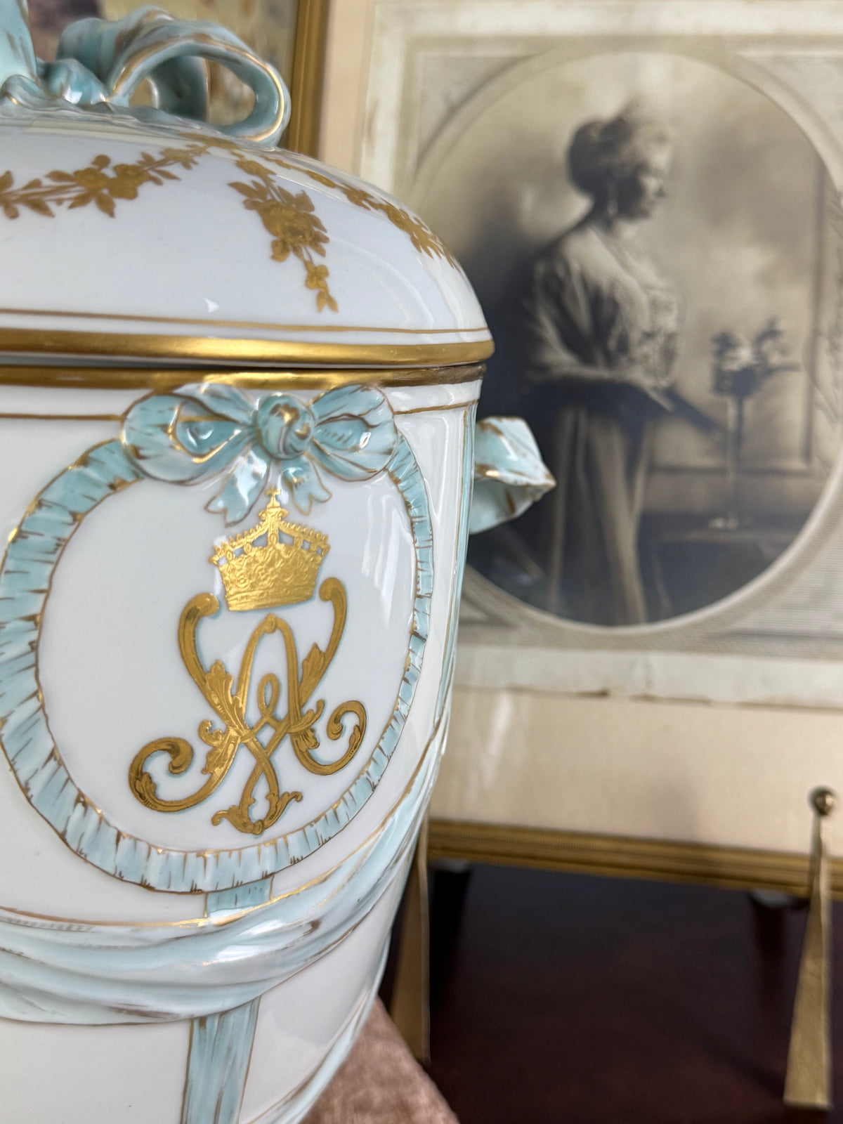 Deckelvase mit Monogramm der Kaiserin Auguste Victoria, KPM Berlin, um 1910