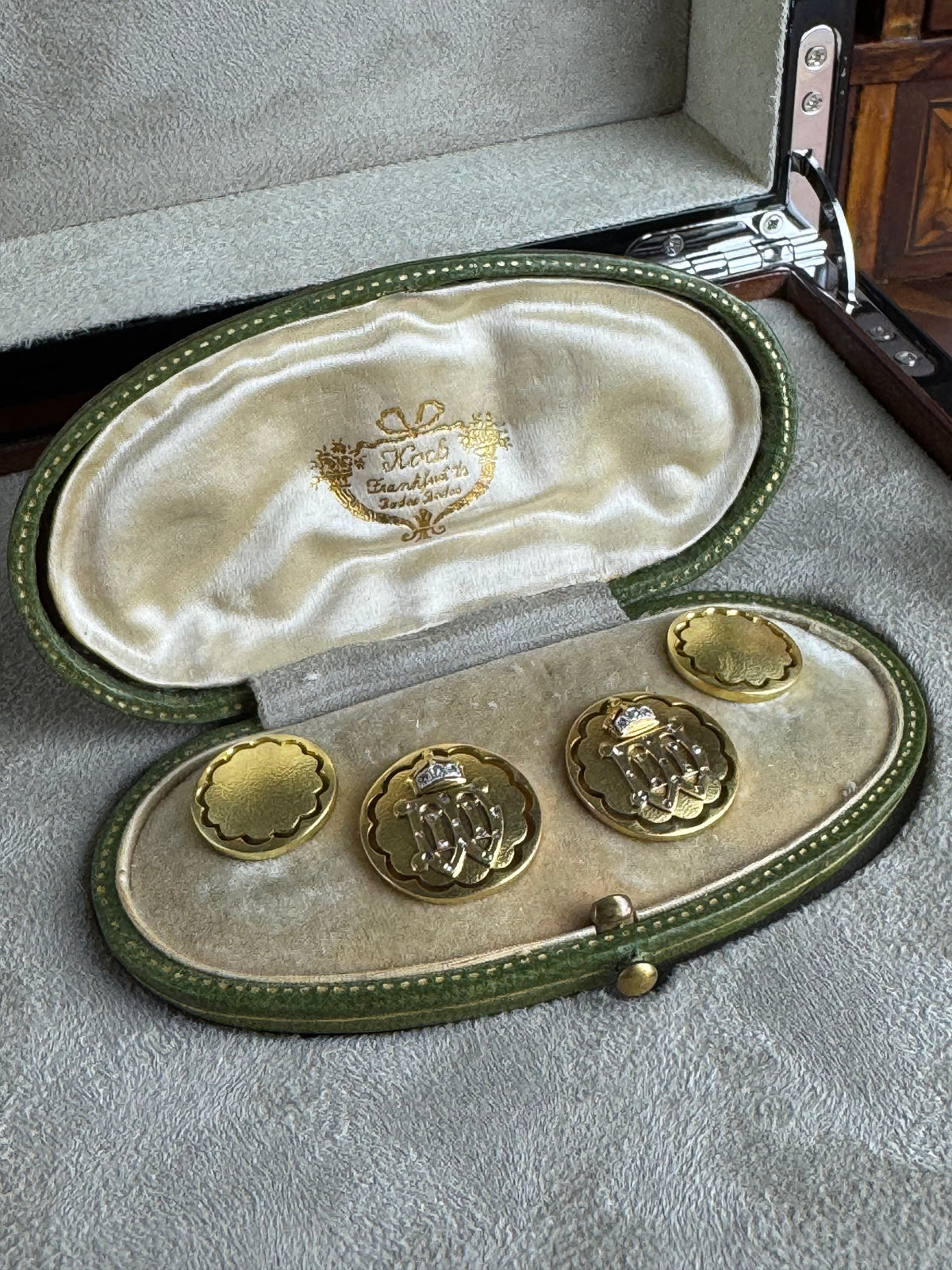 Originale goldene Manschettenknöpfe Kaiser Wilhelm II. mit Monogramm W II, Kaiserkrone, Brillanten und datiertem Originaletui von 1908.